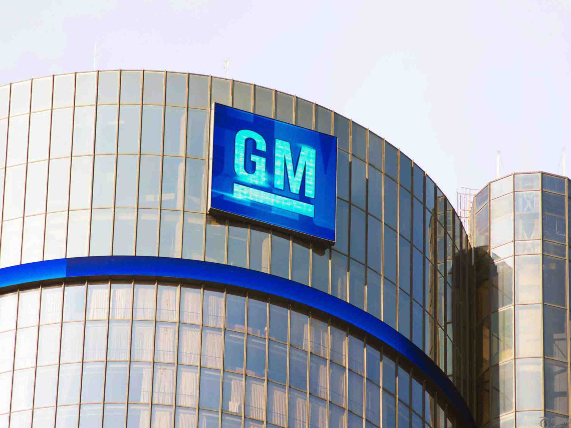 通用汽车 (GM) 股价飙升 15%，因第三季度盈利和前景改善