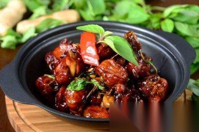 江西名菜三杯鸡中的三杯通常是哪三种调料